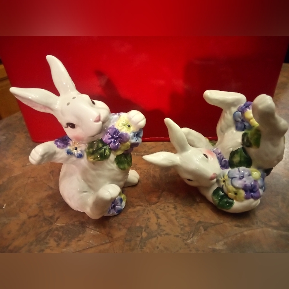 Vintage Ceramic Rabbit Salt & Pepper Shakers. Only Used For Display.